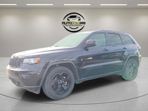 Used 2019 Jeep Grand Cherokee Laredo image 3