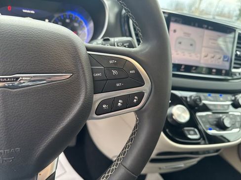 Used 2024 Chrysler Pacifica Touring-L image 14