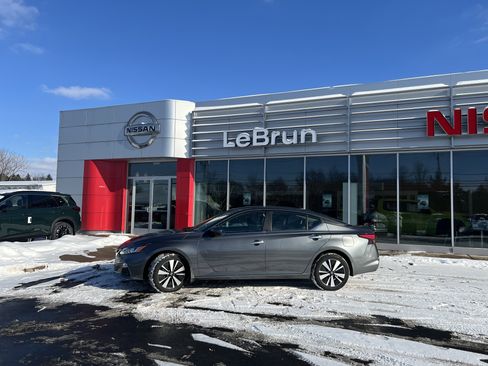 Certified 2021 Nissan Altima 2.5 SV w/ SV Premium Package image 2