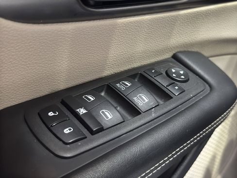 Used 2023 Chrysler Pacifica Touring-L image 35