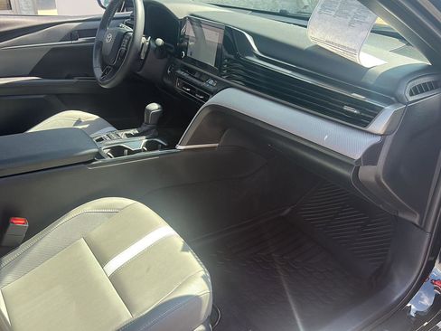 Used 2025 Toyota Camry SE image 6