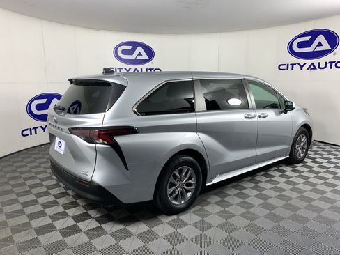 Used 2023 Toyota Sienna XLE FWD image 3