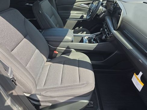 Used 2025 Chevrolet Traverse LT w/ LPO, Floor Liner Package FWD image 27