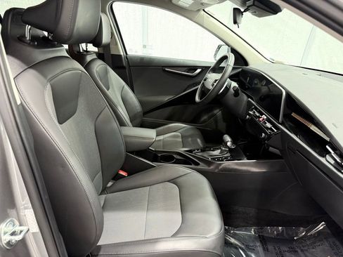 Used 2023 Kia Niro EX image 19