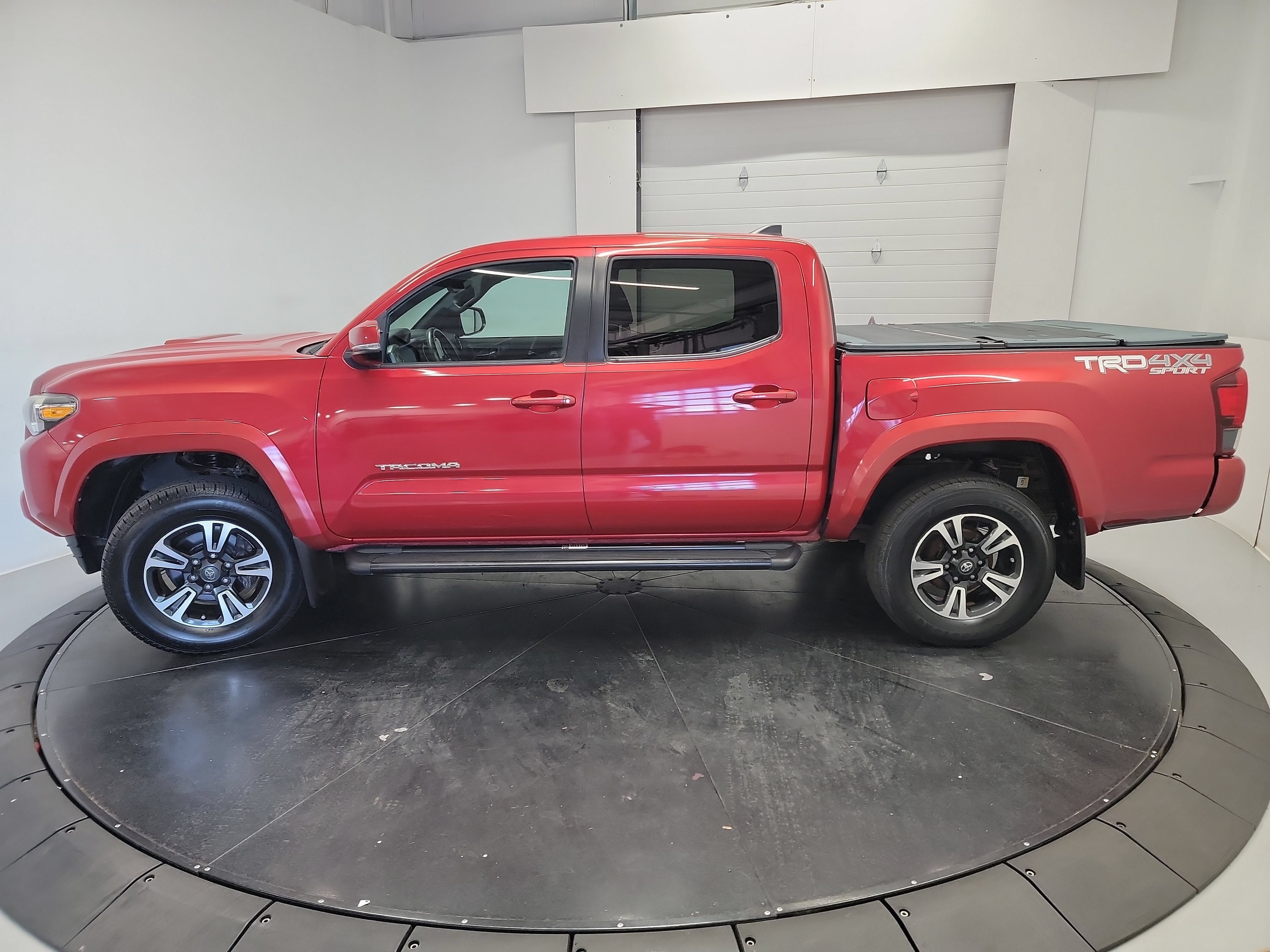 Used 2019 Toyota Tacoma TRD Sport AWD/4WD image 4