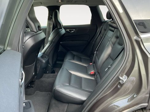 Used 2019 Volvo XC60 T5 Momentum w/ Multimedia Package AWD/4WD image 13