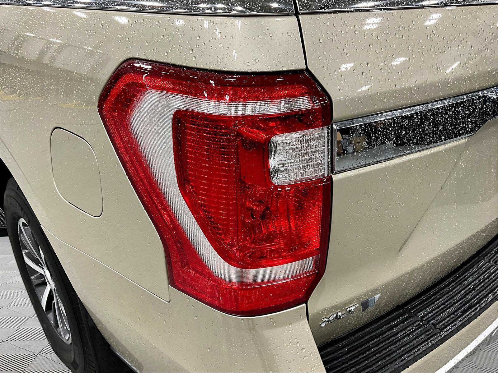 Used 2018 Ford Expedition XLT w/ Equipment Group 201A AWD/4WD image 23