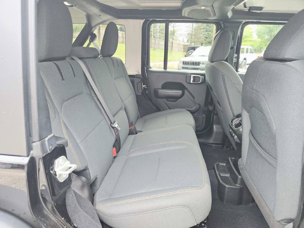 Used 2024 Jeep Wrangler Unlimited AWD/4WD image 15