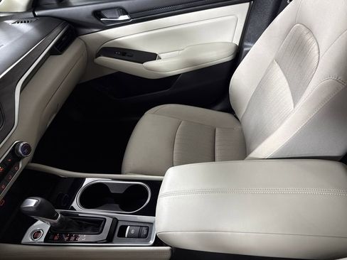 Used 2024 Nissan Altima 2.5 SV w/ SV Premium Package image 18