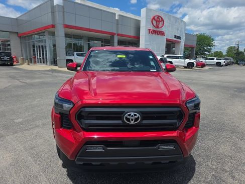 Used 2025 Toyota Tacoma SR5 AWD/4WD image 2