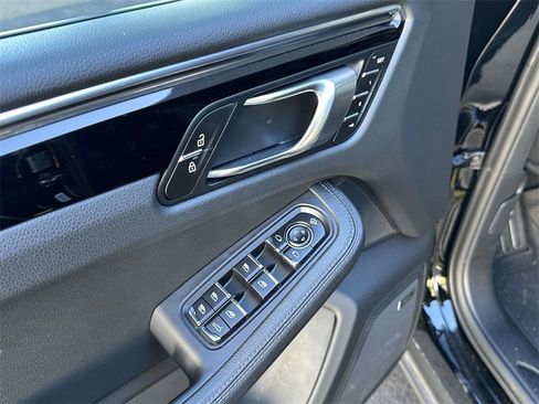 Used 2025 Porsche Macan image 17