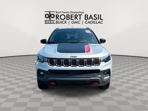 Used 2025 Jeep Compass Trailhawk AWD/4WD image 3