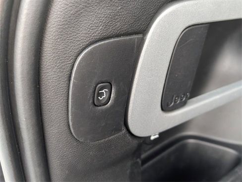 Used 2018 Jeep Cherokee Limited w/ Luxury Group image 11