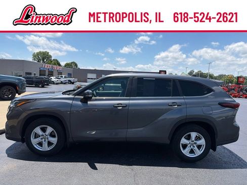 Used 2024 Toyota Highlander LE AWD/4WD image 2