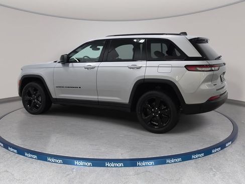 Used 2024 Jeep Grand Cherokee Altitude AWD/4WD image 9