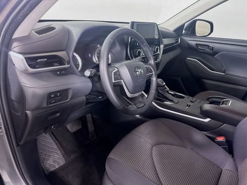 Used 2023 Toyota Highlander LE image 9