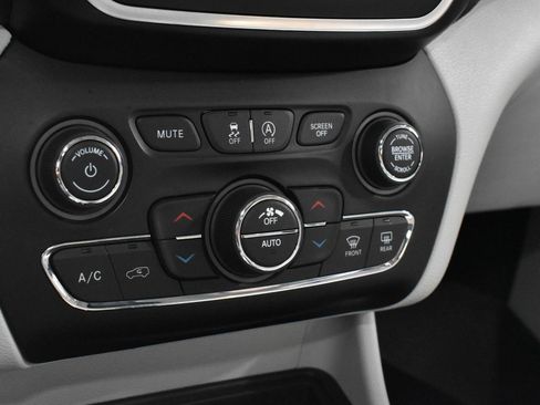 Used 2021 Jeep Cherokee Latitude Lux w/ Sun & Sound Group image 20