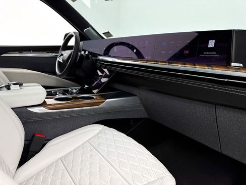 Used 2025 Cadillac Escalade ESV Sport Platinum w/ LPO, ONYX Package image 13