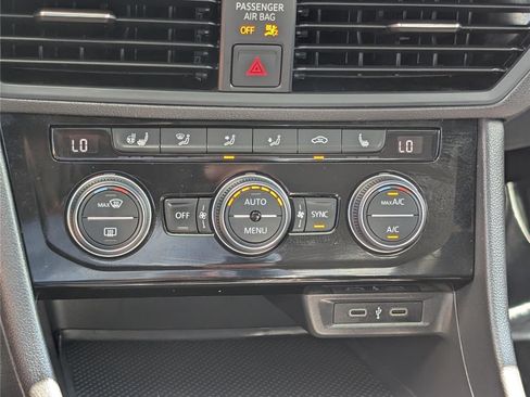 Used 2021 Volkswagen Jetta SE w/ SE Cold Weather Package FWD image 26