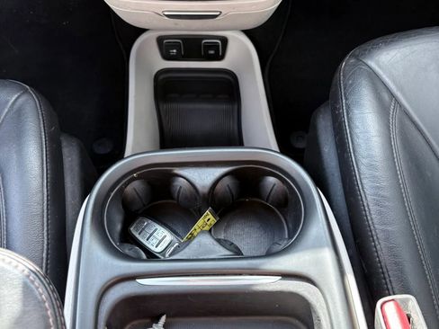 Used 2019 Chrysler Pacifica Touring-L FWD image 26