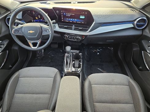 Used 2025 Chevrolet Trax LT w/ Driver Confidence Package FWD image 17