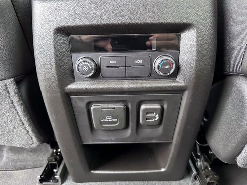 Used 2023 Chevrolet Traverse RS AWD/4WD image 15