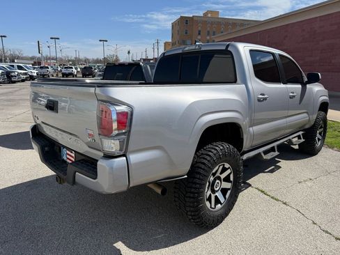 Used 2017 Toyota Tacoma SR image 14