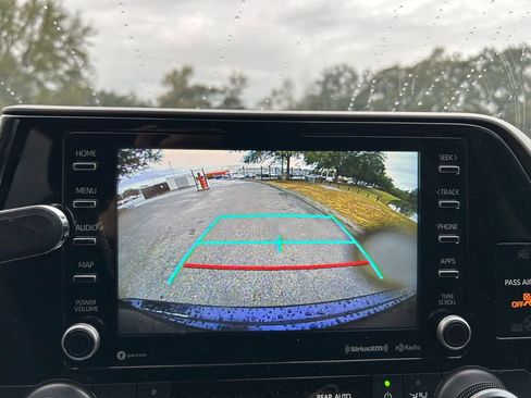 Used 2021 Toyota Highlander LE image 25