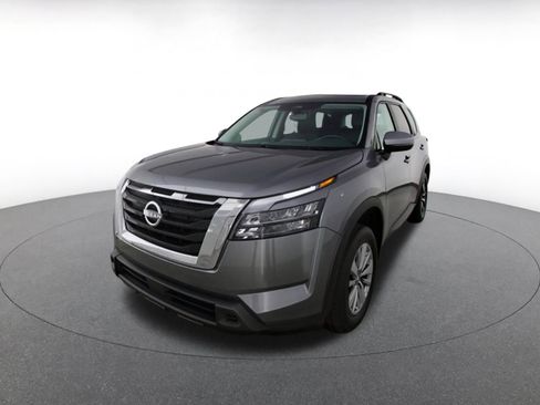 Used 2025 Nissan Pathfinder SV FWD image 3