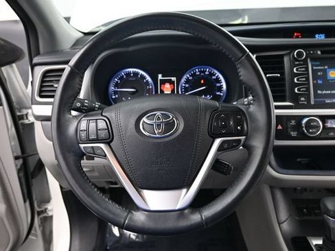 Used 2019 Toyota Highlander Limited FWD image 13
