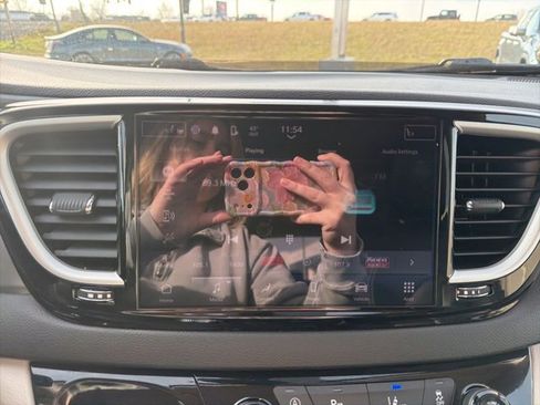 Used 2024 Chrysler Pacifica Touring-L image 33