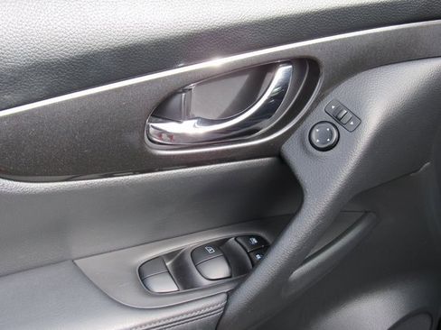 Used 2020 Nissan Rogue SV image 12