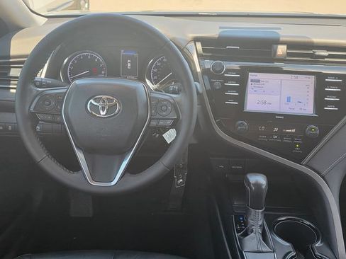 Used 2020 Toyota Camry SE w/ Blackout Package FWD image 12