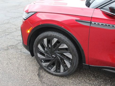 Used 2025 Lincoln Nautilus Reserve w/ Jet Appearance Package image 8