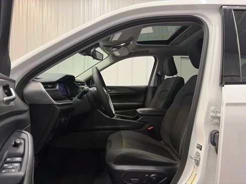 Used 2023 Jeep Grand Cherokee Laredo AWD/4WD image 12