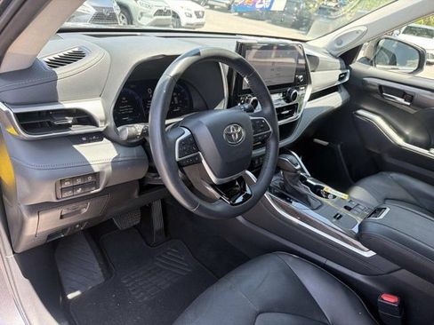 Certified 2024 Toyota Highlander Platinum FWD image 12
