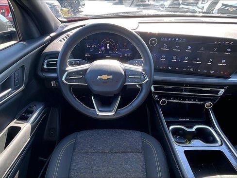 Used 2026 Chevrolet Traverse LT FWD image 5