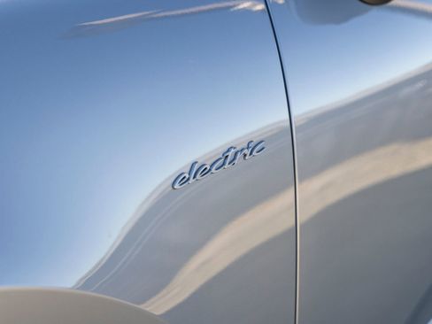 Certified 2025 Porsche Macan Electric RWD image 18