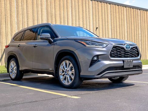 Used 2023 Toyota Highlander Limited AWD/4WD image 2