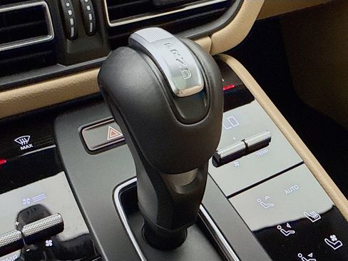 Certified 2025 Porsche Macan AWD/4WD image 21