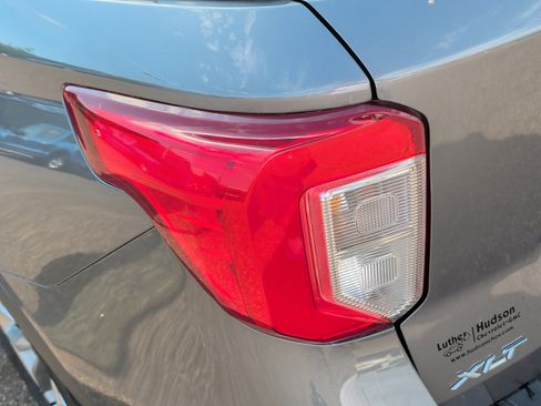 Used 2022 Ford Explorer XLT w/ Equipment Group 202A AWD/4WD image 17