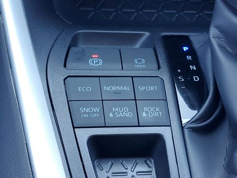 Used 2025 Toyota RAV4 XLE image 30