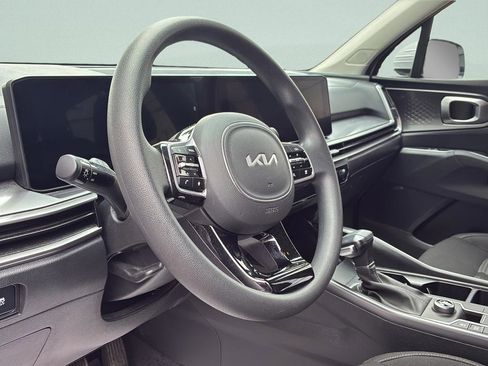 Used 2025 Kia Sorento LX FWD image 16