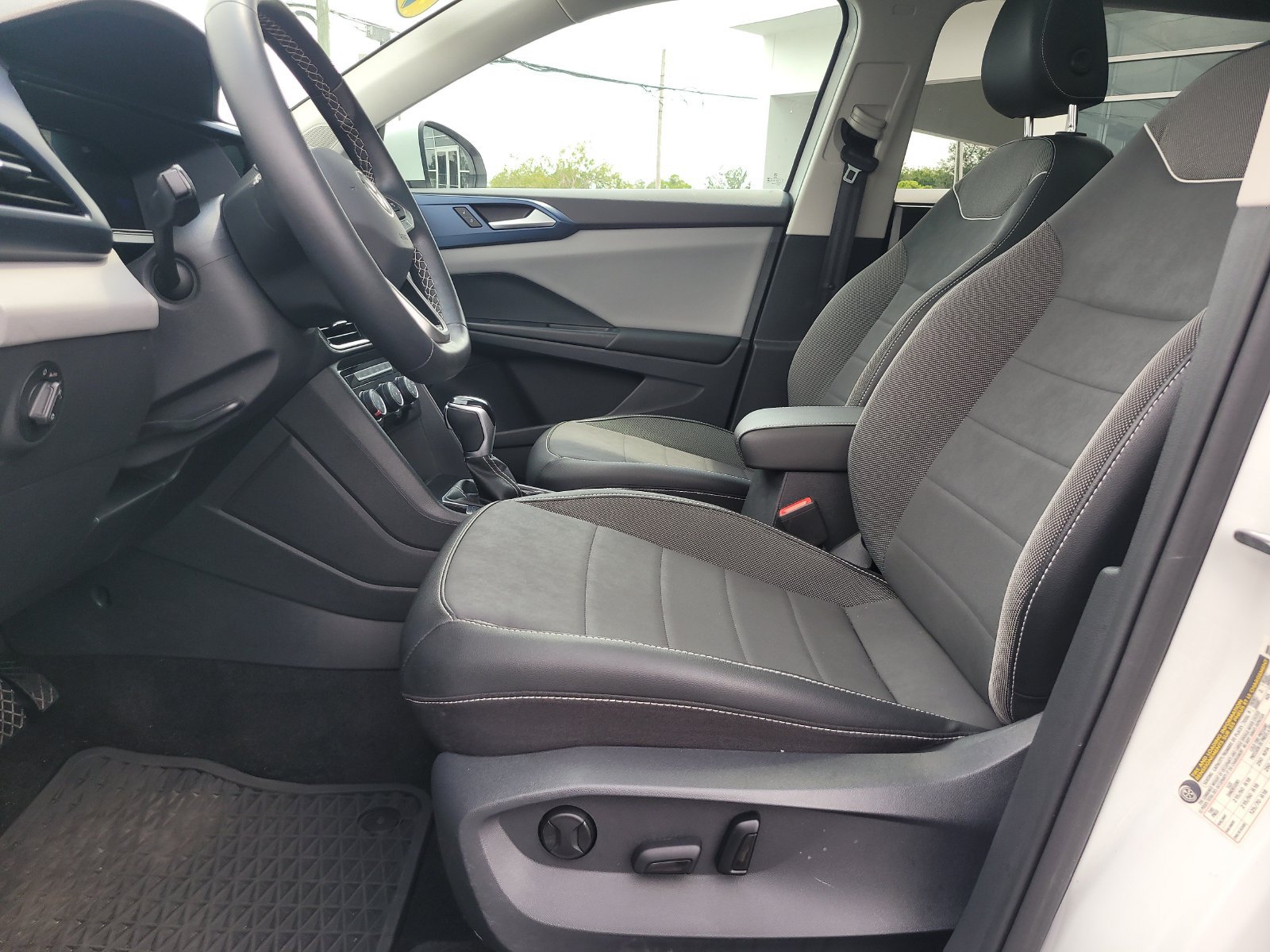 Used 2023 Volkswagen Taos SE w/ Panoramic Sunroof Package FWD image 15