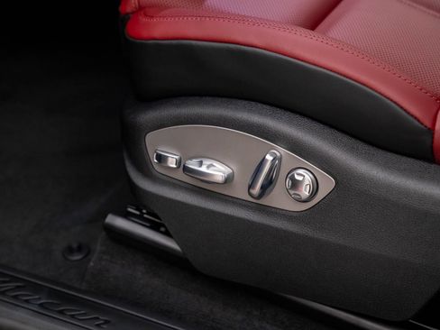 Certified 2026 Porsche Macan AWD/4WD image 16