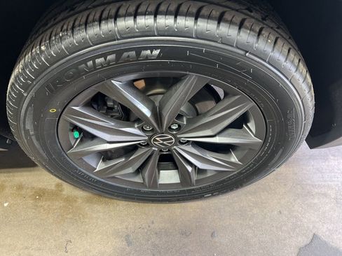 Used 2023 Volkswagen Tiguan SE w/ Panoramic Sunroof Package image 28