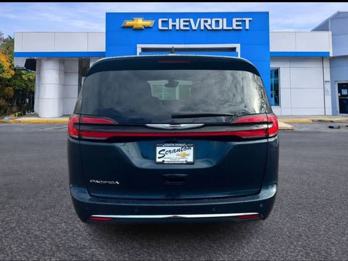 Used 2023 Chrysler Pacifica Touring-L image 6