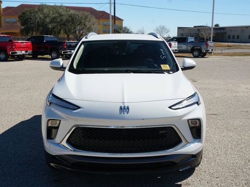 Used 2024 Buick Encore GX Sport Touring image 2