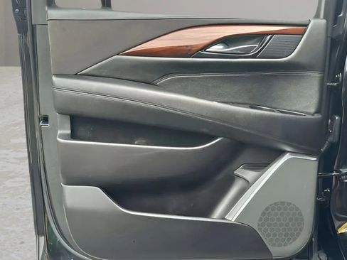 Used 2019 Cadillac Escalade ESV Premium Luxury image 32