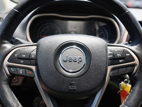 Used 2015 Jeep Cherokee Latitude w/ Cold Weather Group AWD/4WD image 37